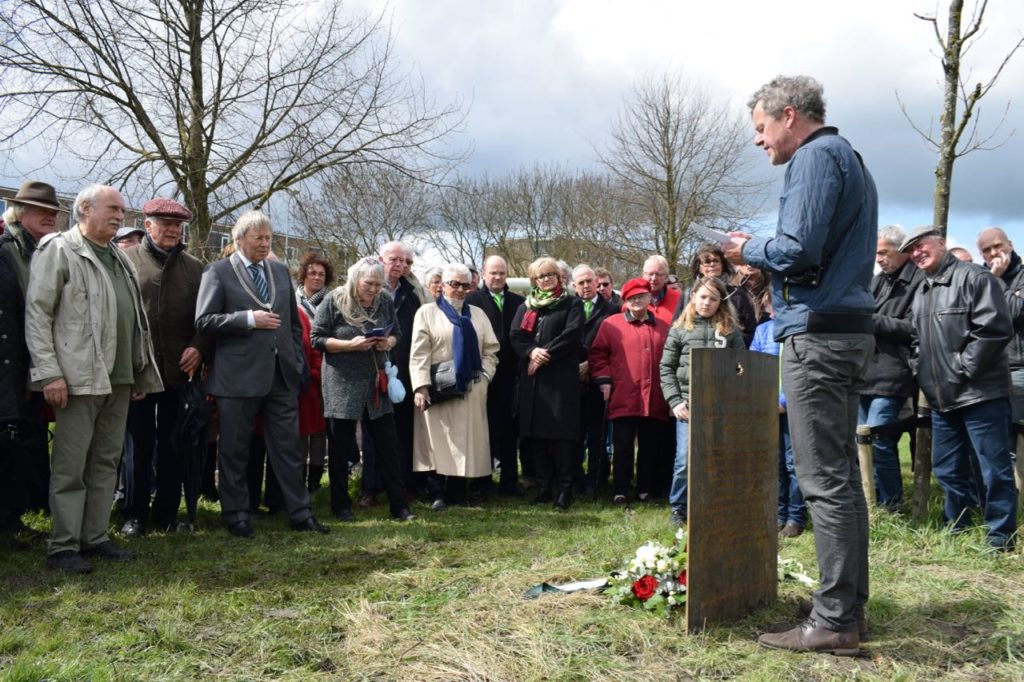 Na de onthulling op 16 april 2016 door burgemeester Peter den Oudsten houdt Peter de Kan een toespraak.