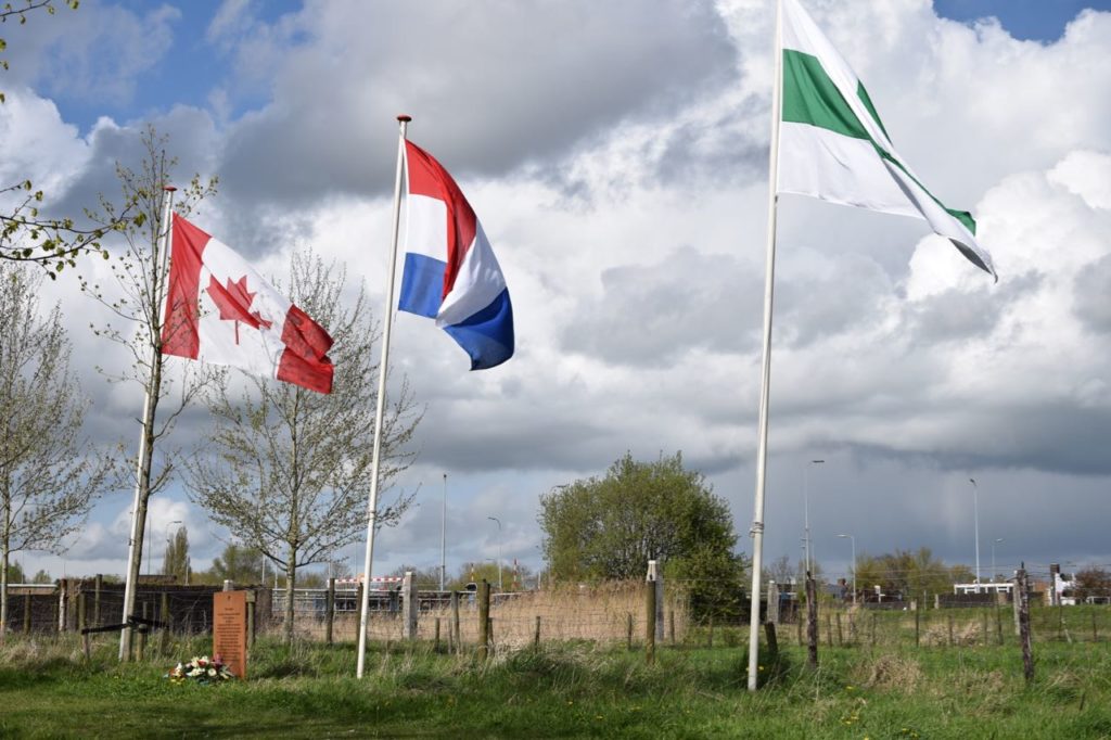 De Canadese, de Nederlandse en de stad-Groninger vlag op 16 april 2017